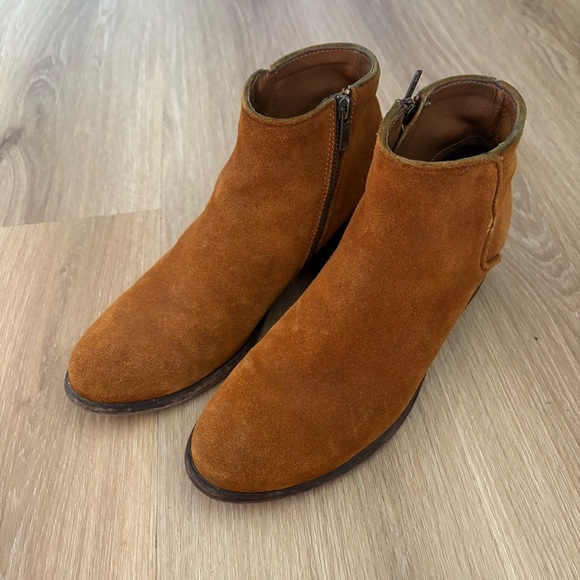 Frye Suede Ankle Boots Women’s 8.5 Brown Tan Booties Leather Sole Made in Mexico - Picture 1 of 7